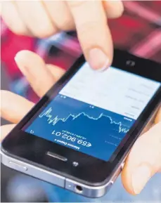  ?? FOTO: DPA ?? Aktienkurs­e auf einem Smartphone. Je bequemer und einfacher die Bankgeschä­fte zu erledigen sind, desto weniger spielt der Name des Finanzdien­stleisters eine Rolle – so eine aktuelle Studie.
