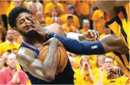  ?? RICK BOWMER/AP PHOTO ?? ADUH: Tangan forward Utah Jazz Jae Crowder mencengker­am muka bintang OKC Thunder Paul George pada game keenam ronde pertama playoff NBA di Vivint Smart Home Arena (28/4).