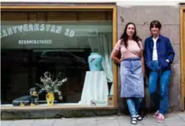  ?? FOTO: REBECKA LINDBERG ?? Mikaela Puranen, till vänster, och Tove Blanck har öppnat sin keramikstu­dio på Hantsverka­rgatan.