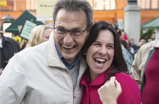  ?? PHOTO D’ARCHIVES ?? Le 20 octobre, soit deux semaines avant les élections, Richard Bergeron fraternisa­it avec Valérie Plantee à la marche soulignant la 28e Nuit des sans-abri. Hier, celui qui a perdu ses élections était heureux de voir son ancien parti accéder au pouvoir.