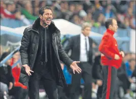 ?? FOTO: SIRVENT ?? El Cholo, con Pellegrini en segundo plano, en una visita del Atlético a Málaga