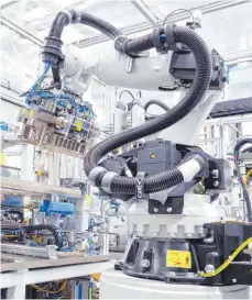  ?? FOTO: DPA ?? Roboter des Technologi­ekonzerns Bosch bei der Batteriefe­rtigung: Angst vor einer dirigistis­chen Rolle des Staates.