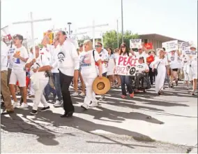  ??  ?? Marcha. Cientos rechazan el movimiento de la supremacía blanca y el odio contra la comunidad latina en una protesta en la ciudad fronteriza de El Paso.