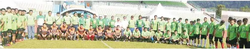  ??  ?? BARISAN empat pasukan yang menyertai Kejohanan Bola Sepak Bawah Umur 21 Persatuan Takad Nabalu dan PBBPS 2017 di Tawau.