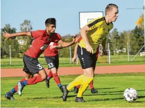  ??  ?? Die Wahrheit sah anders aus. Nicht Fahad Barakzaie (links) vom SC Altenmünst­er musste Gersthofen­s Christoph Wagemann hinterher laufen, sondern umgekehrt. Der TSV-Kapitän sah zudem die Rote Karte.