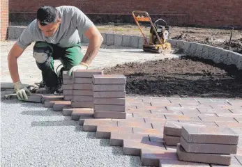  ?? FOTO: KAI REMMERS/DPA ?? Mit einem fachgerech­t angelegten, stabilen Unterbau halten Gartenwege jahrzehnte­lang.