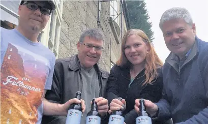  ??  ?? ●● Jon Tatham with Andy Skelhorn, race organiser, and Amy Wood and Lee Wainwright from The Bollington Brewing Co with bottles of the ale