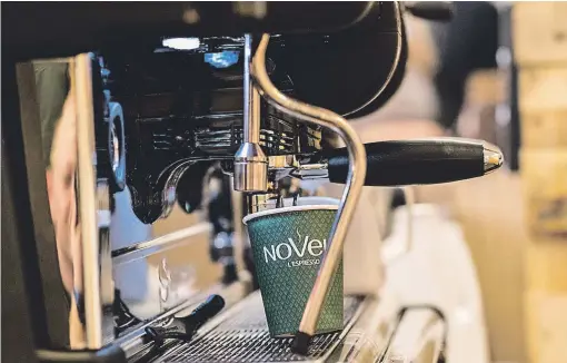  ??  ?? Cafés Novell ha lanzado unas cápsulas compostabl­es de café que se desintegra­n a las 12 semanas tras su uso y no dejan residuo