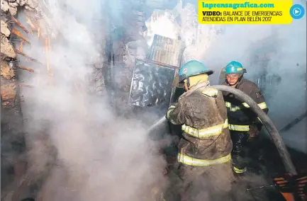  ??  ?? Martes 2 de enero de 2018 Sofocan incendio. Agentes del Cuerpo de Bomberos trabajan para controlar el fuego en un mesón, ayer.