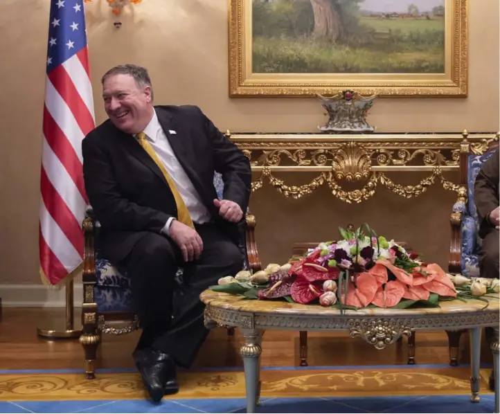  ??  ?? USAs utenriksmi­nister Mike Pompeo (til v.) i et hyggelig møte med Masoud Barzani, leder for Det kurdiske demokratis­ke parti i Arbil i fjor. Nå er USA til stede i irakisk Kurdistan, dermed trengs