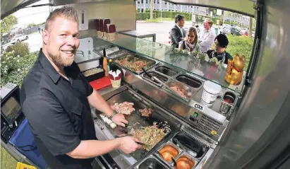  ?? FOTO: SCHALLER ?? Leckeres aus dem Food-Truck: Ähnliches dürfen die Besucher des „Food Spin Festivals“in Mönchengla­dbach erwarten.