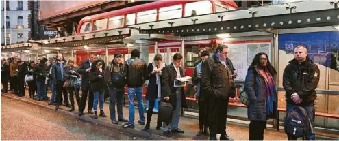  ??  ?? Viele Pendler mussten wegen des Streiks des U-bahnperson­als auf Busse ausweichen oder kamen zu Fuß oder per Rad zur Arbeit AP, AFP