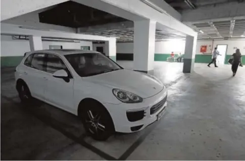  ?? V. M. ?? El Porsche Cayenne que conducía el expresiden­te del Córdoba CF Jesús León en la cochera de El Arcángel