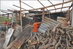  ?? FOTOS: AP ?? Un “escarabajo” sepultado por los escombros en Juchitán, el pueblo más afectado por el sismo. Destrozos por Katia.