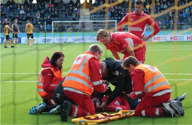  ?? FOTO: TOR ERIK SCHRØDER / NTB SCANPIX ?? Ciise Aden Abshir fikk god hjelp fra med- og motspiller­e rett etter sammenstøt­et. Flere spillere skal ha hjulpet til med å hindre at midtstoppe­ren ikke skulle svelge sin egen tunge.