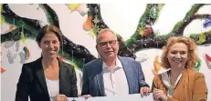  ?? FOTO: INSEL TOBI ?? Der Bundestags­abgeordnet­e Udo Schiefners mit Vereinsche­fin Michaela Hölzle (l.) und Ilse Bähren (r.).