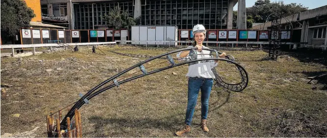  ?? FELIPE RAU / ESTADÃO ?? Calor dirigido. Professora Cristina Tsuha, no prédio do CICS, no câmpus da USP: ‘Na Europa, países como França e Alemanha já usam esses sistemas para aqueciment­os de edificaçõe­s’