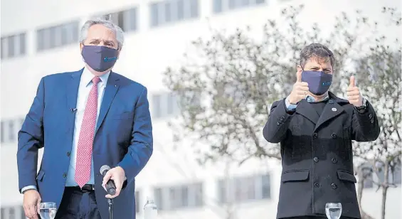  ??  ?? Acto. El presidente Alberto Fernández y el gobernador bonaerense, Axel Kicillof, ayer, en un acto en una universida­d de Florencio Varela.