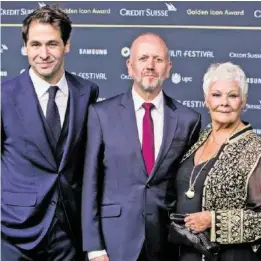  ?? MURIEL HILTI/CUSTOM IMAGES ?? Judi Dench mit Produzent David Parfitt und den Direktoren des Zurich Film Festival, Nadja Schildknec­ht und Karl Spoerri.Video: Erleben Sie Superstar Judi Dench im Interview auf