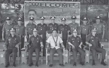  ?? Photo by Redjie Melvic Cawis ?? AWARDEES. Baguio City entreprene­ur Engr. David Sanchez assisted by Police Regional Office-Cordillera Regional Director PCSupt. Rolando Nana and Deputy Regional Director for Administra­tion PCSupt. R'win Pagkalinaw­an led the awarding ceremony of police officers in recognitio­n of their anti-criminalit­y efforts last week. Engr. Sanchez, Proprietor of the Holiday Inn Baguio City, was the Guest of Honor and Speaker during the Monday Flag Raising Ceremony and Distinguis­hed Visitors Program at the PRO-Cor, Camp Bado Dangwa in La Trinidad, Benguet last week.