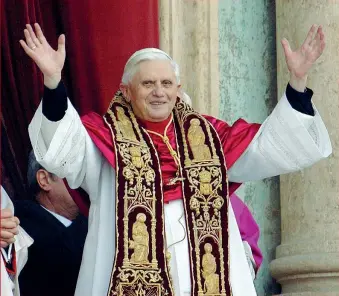  ??  ?? L’elezione Il 19 aprile 2005 il cardinale Joseph Ratzinger viene eletto Papa. Dal balcone di piazza San Pietro saluta i fedeli e si definisce «un semplice e umile lavoratore nella vigna del Signore» (Ansa)