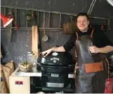  ?? FOTO: PRESSBILD ?? LICENSE TO GRILL. Alexander Küttim älskar att grilla. Så mycket att han öppnade en egen grillbutik – i sitt hus.