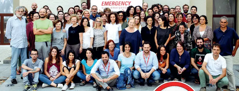  ??  ?? Foto di gruppo dei volontari di Emergency davanti alla nuova sede. In piedi nella seconda fila dal basso, da sinistra, Gino Strada e Raul Pantaleo