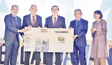  ??  ?? Finance Minister Lim Guan Eng (middle) poses for a photo during the launch of the “Belanjawan­ku” expenditur­e guide for Malaysian individual­s and families yesterday. Also present were (from left) Alizakri, Universiry Malaysia vice chancellor Datuk Dr Abdul Rahim Hashim, EPF chairman Tan Sri Samsudin Osman and UM Social Wellbeing Research Centre director Prof Datuk Dr Norma Mansor. — Bernama photo