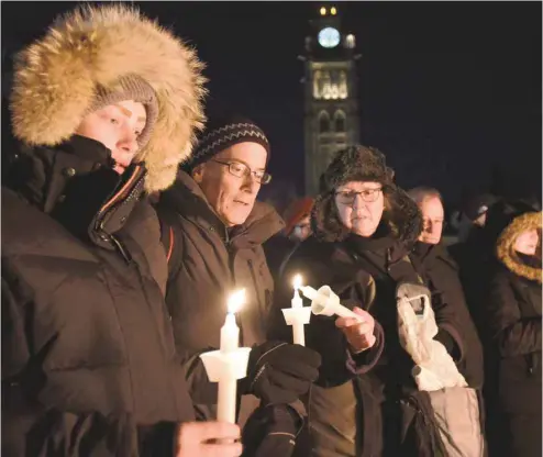  ?? JUSTIN TANG LA PRESSE CANADIENNE ?? Dans les jours ayant suivi l’attentat meurtrier à la grande mosquée de Québec, des citoyens de plusieurs villes au pays s’étaient réunis en différents lieux, comme ici devant le Parlement fédéral à Ottawa, pour manifester leur soutien à la communauté...