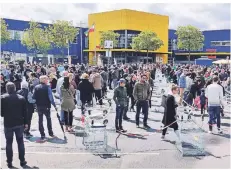  ?? FOTO: SEVERIN TATARCZYK ?? Lange Schlangen vor der Ikea-Filiale in Köln-Godorf am Samstagmit­tag – Kunden mussten angeblich bis zu zwei Stunden warten.