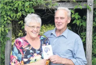  ?? PHOTO: REBECCA NADGE ?? Still dancing . . . Aad van Leeuwen and Truus van LeeuwenRoo­s get ready to celebrate their 60th wedding anniversar­y at their Galloway home near Alexandra today.