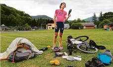 ?? Foto: Profimedia.cz ?? Unikát Australan Lachlan Morton jel trochu jinou Tour de France: odšlapal každý kilometr i s přejezdy mezi etapami a bivakoval.