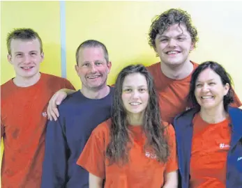  ?? FOTO: DIENER ?? Bei den Württember­gischen Masters-Meistersch­aften im Schwimmen war die TG Tuttlingen mit Fabian Keller, Christoph Haller, Mareike Haller, Niklas Martin und Trainerin Monique Haller (von links) in Leonberg vertreten. Dabei war der Erfolg recht...