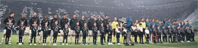  ??  ?? GRAN RESULTADO. El Madrid consiguió un excelente resultado con el 0-3 en el Juventus Stadium la semana pasada. En la imagen, los dos equipos formados antes del partido.