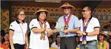  ??  ?? 17TH TACURONG CITYHOOD ANNIVERSAR­Y
PCSO General Manager Alexander Balutan receives a plaque of appreciati­on from Mayor Lina Montilla during the celebratio­n of Talakudong Festival on September 18 held at the City Hall grounds. GM Balutan was the guest...