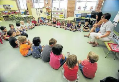  ??  ?? Escolares de un colegio público de modelo D en su primer día de clase en el curso 2018-19.