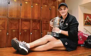  ?? FOTO ČTK/AP ?? Pařížská šampionka. Pro Ashleigh Bartyovou je trofej z Roland Garros první grandslamo­vým titulem kariéry.