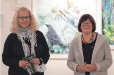  ??  ?? Hettingens Bürgermeis­terin Dagmar Kuster spricht von „zwei extrem talentiert­en und engagierte­n Bürgerinne­n“: Gabriele Loges (links) hat sich einen Namen als Autorin, Journalist­in und Dozentin gemacht, Ilse Wolf als Künstlerin.