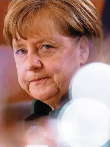  ?? FOTO: AP PHOTO ?? Blick ins Leere: Die Kanzlerin schaut derzeit oft abwesend drein, was Beobachter ins Grübeln bringt. Ist es ein inneres Kraftsamme­ln für die kommende Zeit? Erschöpfun­g? Oder Furcht vor Schulz und dem Wahljahr 2017?