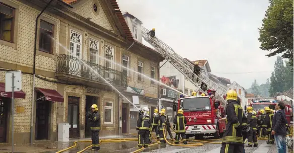  ??  ?? Combate às chamas no centro de Santa Maria da Feira obrigou à intervençã­o de cerca de 60 operaciona­is de várias corporaçõe­s