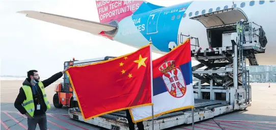  ?? [ Reuters] ?? Eine Million Impfdosen des chinesisch­en Hersteller­s Sinopharm wurden vor wenigen Tagen am Flughafen in Belgrad in Empfang genommen.