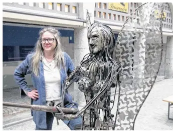  ??  ?? Lætitia Lavieville, ici avec La pêche heureuse, sera au Manoir de Taden avec d’autres artistes sculpteurs sur métal.