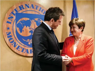  ?? ECONOMY MINISTRY VIA AFP ?? Economy Minister Sergio Massa shakes hands with the Internatio­nal Monetary Fund (IMF) Managing Director Kristalina Georgieva before their meeting in Washington DC on September 12, 2022.