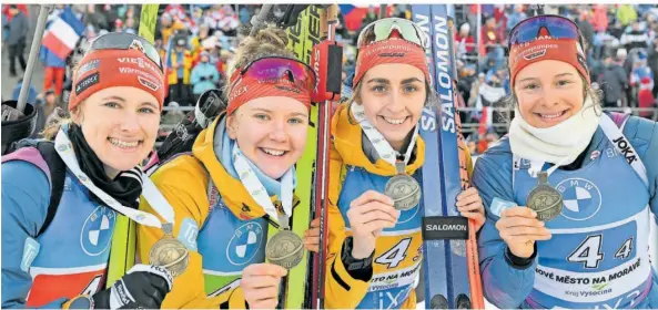  ?? FOTO: SCHMIDT/DPA ?? Eine von drei deutschen WM-Medaillen: Janina Hettich-Walz, Selina Grotian, Vanessa Voigt und Sophia Schneider (von links) freuten sich über Bronze im Staffelren­nen.