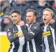  ?? FOTO: DPA ?? Lars Stindl, Josip Drmic und Oscar Wendt bejubeln das 1:1.