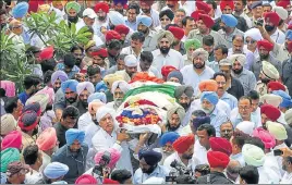  ?? BHARAT BHUSHAN/HT ?? The funeral procession of Rajmata Mohinder Kaur in Patiala on Tuesday; (below) former CM Parkash Singh Badal and SAD chief Sukhbir Singh Badal with CM Capt Amarinder Singh.