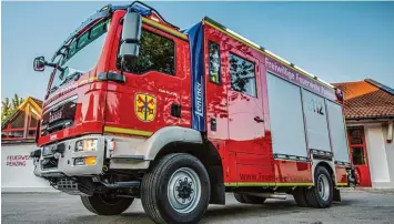  ?? Foto: Feuerwehr Penzing/Feuerwehr Soltau ?? Segen für das neue HLF 20/16 der Feuerwehr Penzing: Mit einem dreitägige­n Fest begehen die Brandschüt­zer dieses Ereignis. Los geht’s am Freitag mit den „Leuchtende­n Fontänen“von Soltau am Penzinger Badesee.