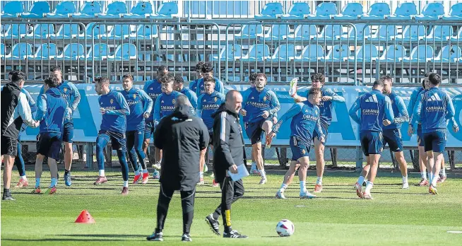  ?? FRANCISCO JIMÉNEZ ?? El entrenador del Real Zaragoza, Víctor Fernández, dirige un entrenamie­nto en las instalacio­nes de la Ciudad Deportiva.