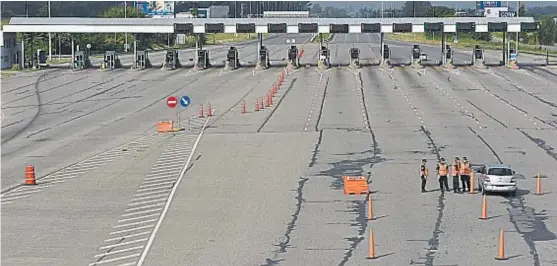  ?? (F. LUQUE) ?? Casi nadie. Una imagen del peaje de la autopista Córdoba-Carlos Paz, ayer. Temían que hubiera muchos infractore­s a la cuarentena; no sucedió.