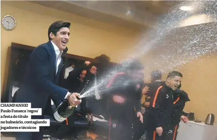  ??  ?? CHAMPANHE! Paulo Fonseca ‘regou’ a festa do título no balneário, contagiand­o jogadores e técnicos